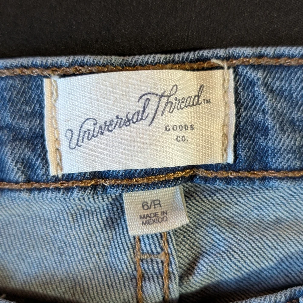 Universal Thread Jeans Women's Size 6R Slim Mid Rise Fringe Hem Straight